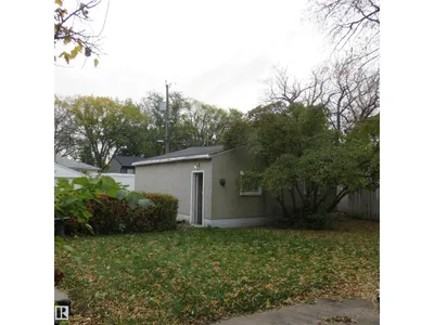 11929 52 ST NW photo 5