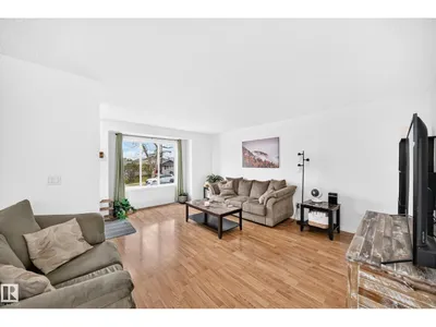 10015B 97 AV photo 7
