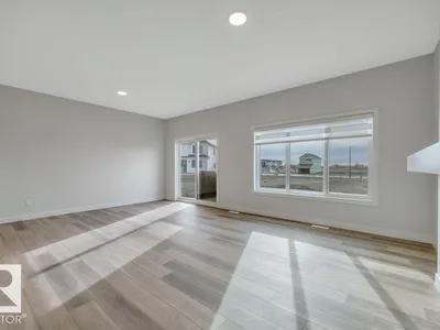 18643 19 AV NW photo 11