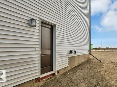 18643 19 AV NW photo 56