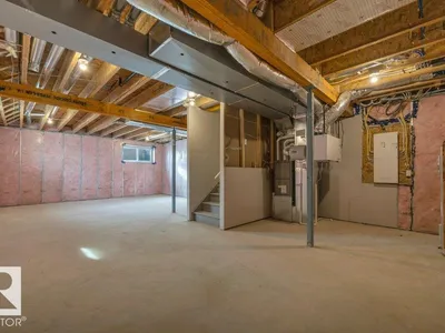 18643 19 AV NW photo 54