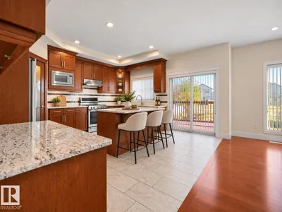 5219 18 AV SW photo 10