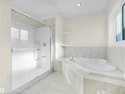 5219 18 AV SW photo 20