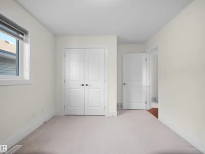 5219 18 AV SW photo 25