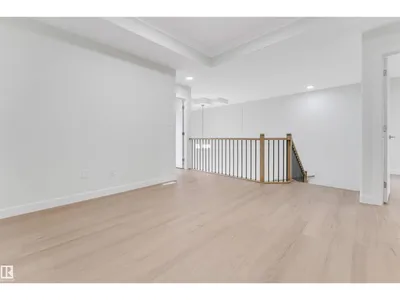 3926 39 AV photo 24