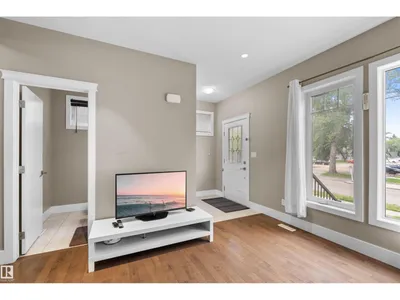 11719 127 ST NW photo 5