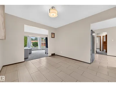 11727 27 AV NW photo 20