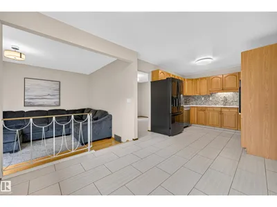 11727 27 AV NW photo 21