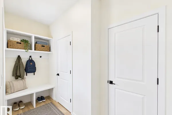 1092 MCLEOD AV photo 3