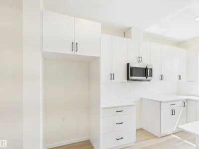 1092 MCLEOD AV photo 17