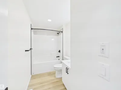 1092 MCLEOD AV photo 31