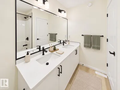 1092 MCLEOD AV photo 9