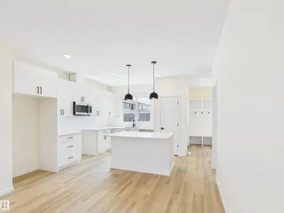 1092 MCLEOD AV photo 15