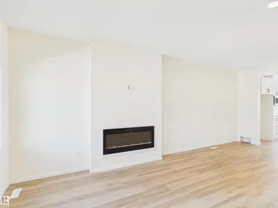 1092 MCLEOD AV photo 13