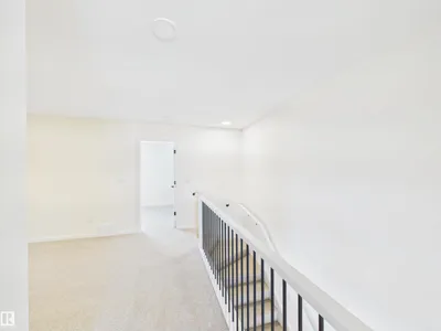 1092 MCLEOD AV photo 37