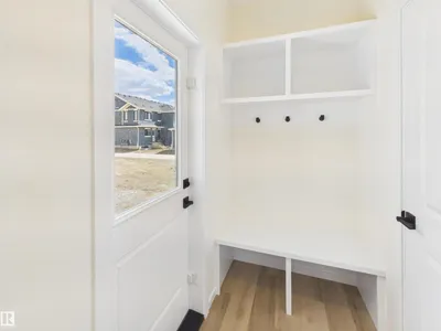 1092 MCLEOD AV photo 22