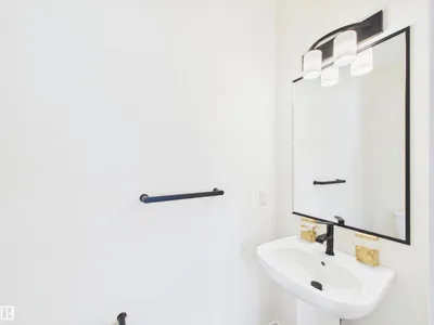 1092 MCLEOD AV photo 24