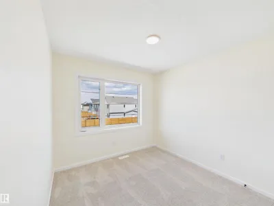 1092 MCLEOD AV photo 34