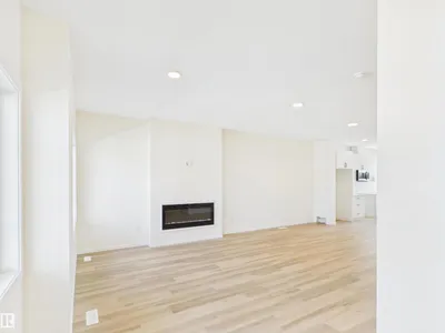 1092 MCLEOD AV photo 11