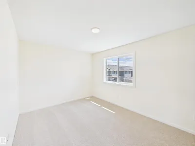 1092 MCLEOD AV photo 39