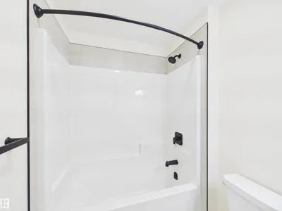 1092 MCLEOD AV photo 33