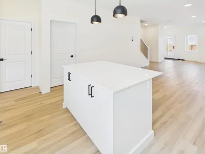 1092 MCLEOD AV photo 21
