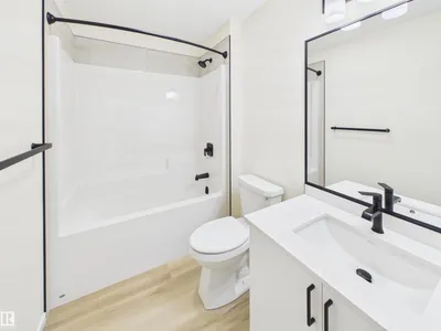 1092 MCLEOD AV photo 32