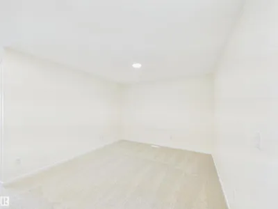 1092 MCLEOD AV photo 27