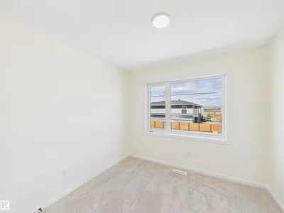 1092 MCLEOD AV photo 29