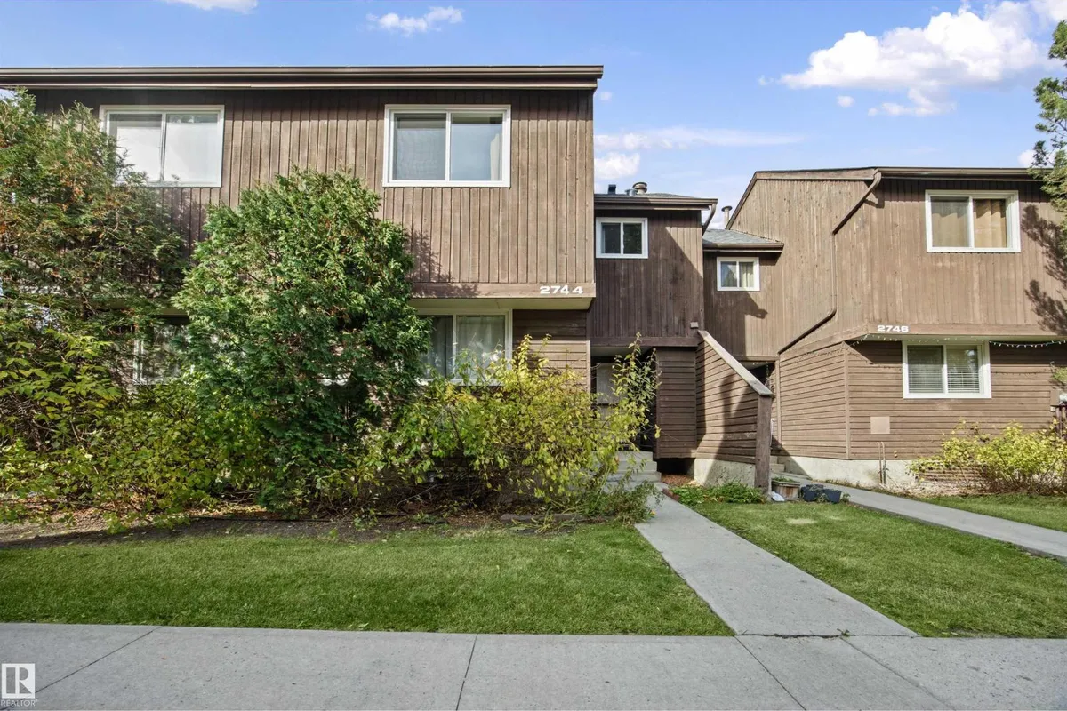 2744 105 ST NW exterior
