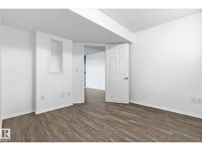 50 LANDSDOWNE DR photo 41