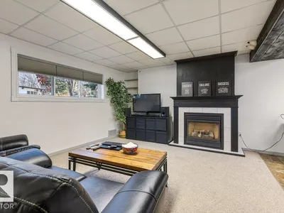 4 FLEETWOOD CR photo 29