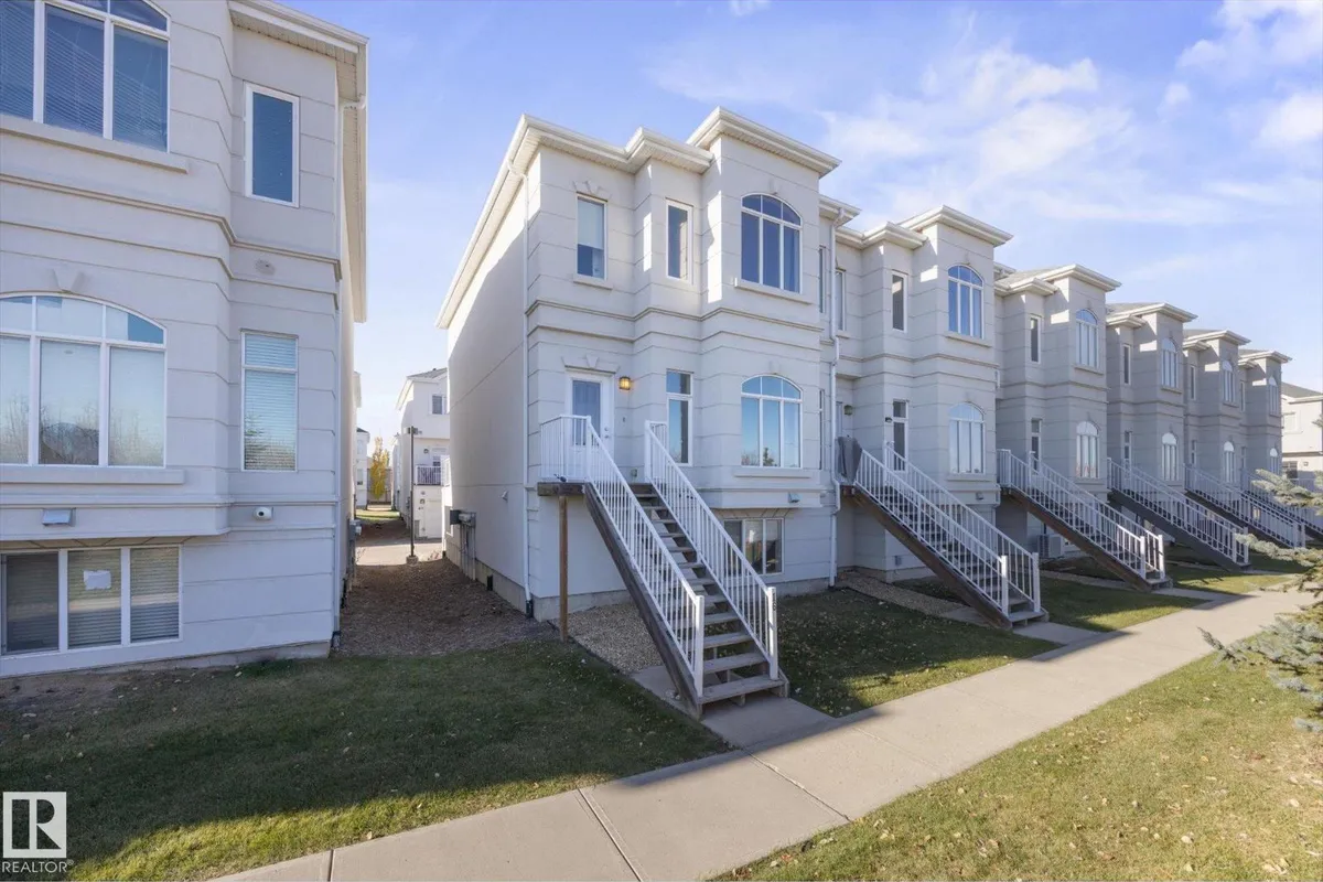 #16 723 172 ST SW exterior