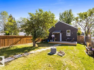 10706 75 AV NW photo 43