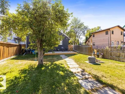 10706 75 AV NW photo 42