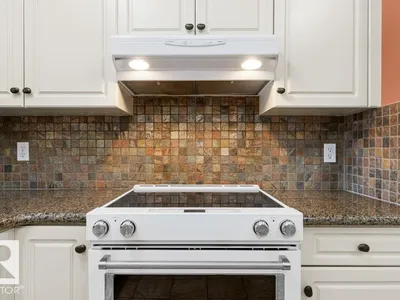 11686 15 AV NW photo 12