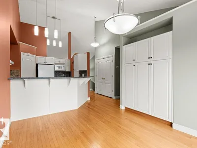 11686 15 AV NW photo 17