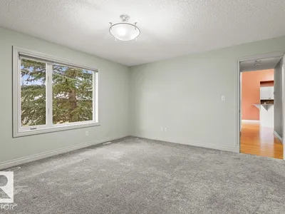 11686 15 AV NW photo 27