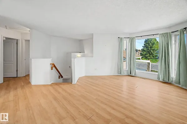 18411 77 AV NW photo 3