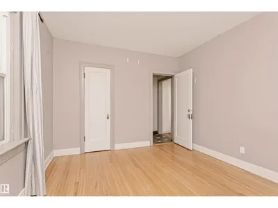 10922 84 AV NW photo 12