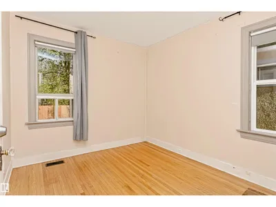 10922 84 AV NW photo 13