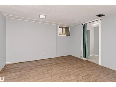 10922 84 AV NW photo 22