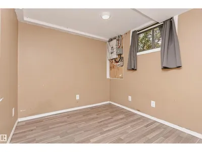 10922 84 AV NW photo 26