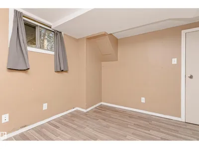 10922 84 AV NW photo 27