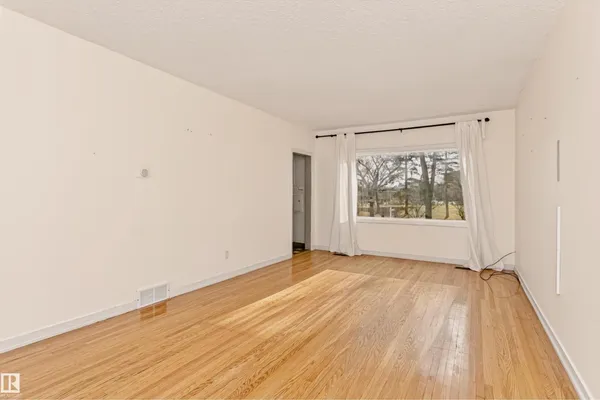 10922 84 AV NW photo 3