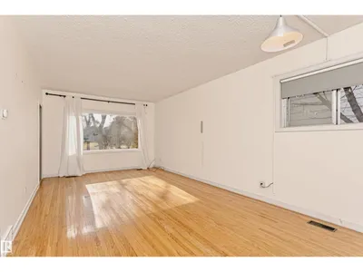 10922 84 AV NW photo 4