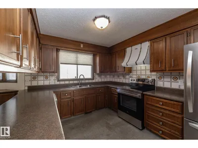 18412 82 AV NW photo 18