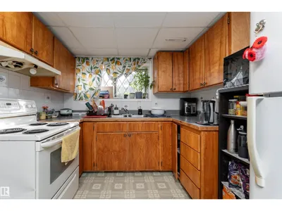 4535 30 AV NW photo 28