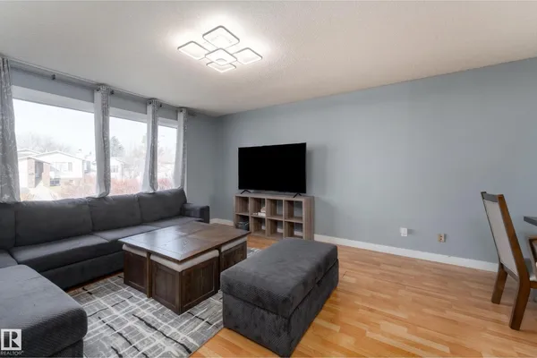 4535 30 AV NW photo 3
