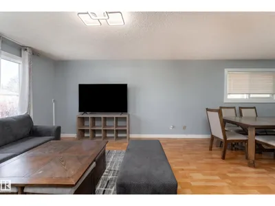 4535 30 AV NW photo 4